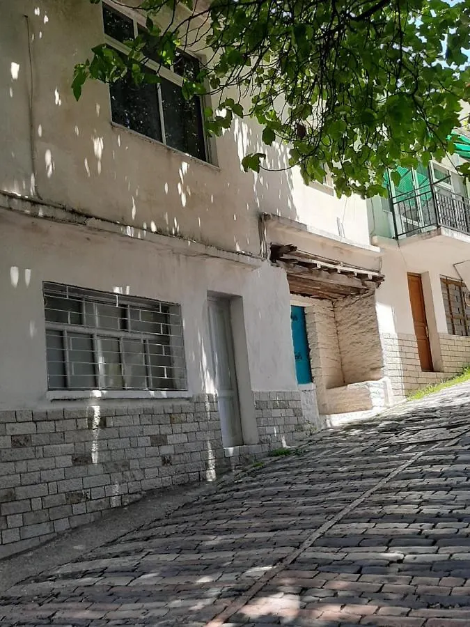 Vrenjo Guesthouse Gjirokastër 3*,
